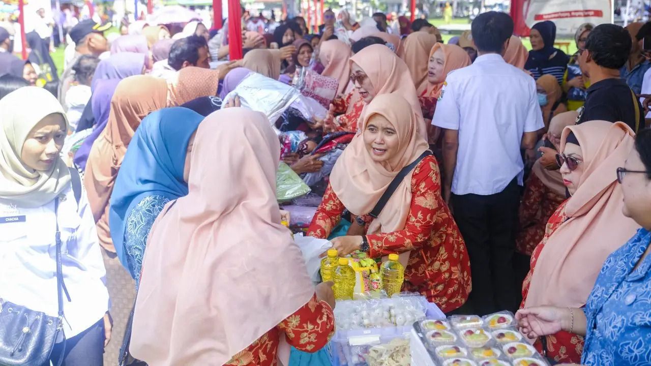 Tawarkan Harga Terjangkau, Warga Antusias Belanja di Pasar Murah dan Bazar UMKM Kota Magelang