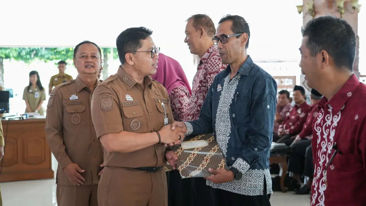Apresiasi Pengabdian, Pemkot Magelang Serahkan Honorarium RT dan RW