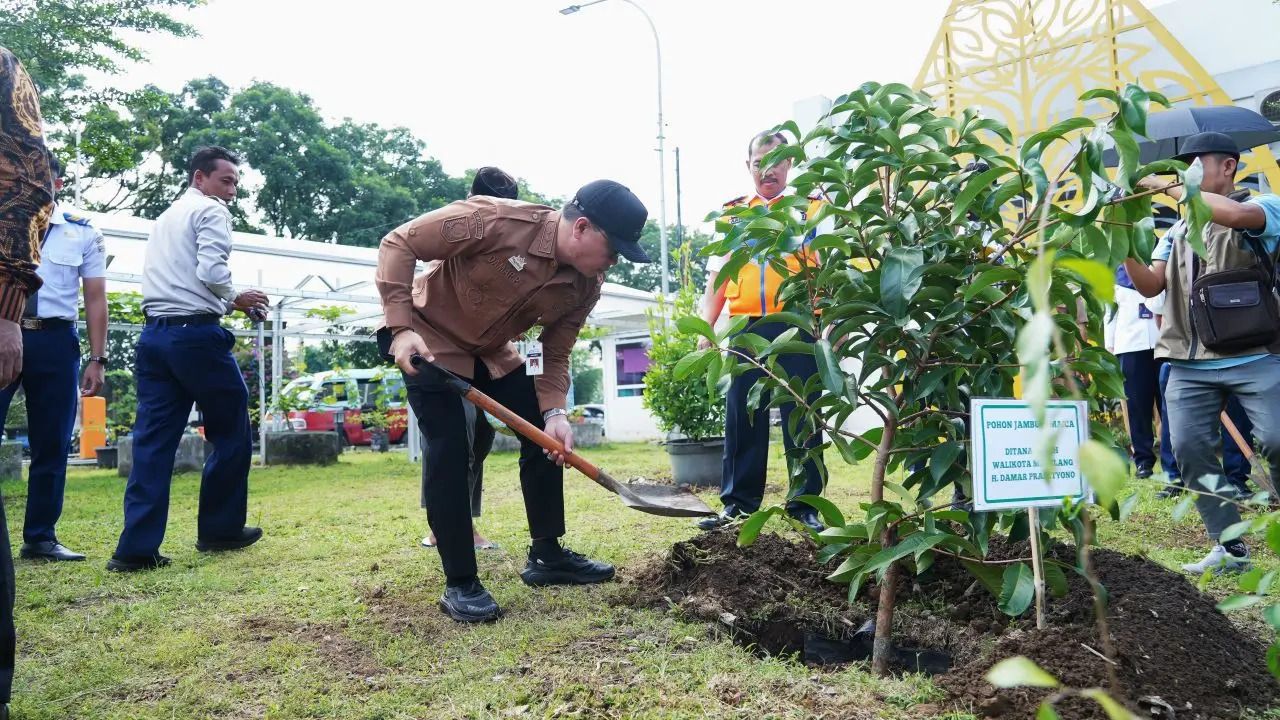 Wali Kota Magelang Launching 'Go Green' terminal Tidar