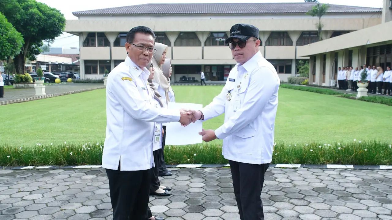 Tutup Tahun 2025, Wali Kota Magelang Beri Penghargaan ASN Berprestasi